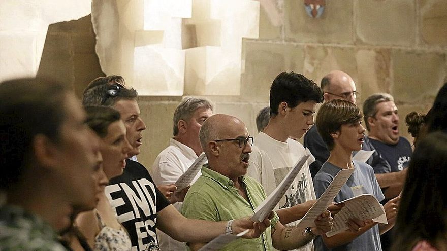 Participantes del Orfeón Donostiarra interpretando La ‘Salve’, ayer.