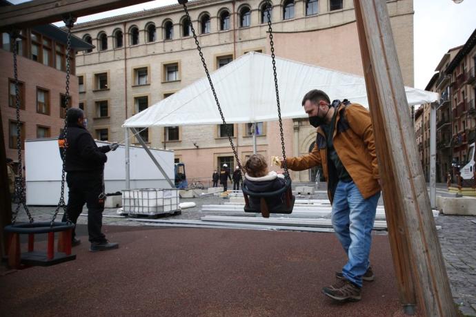 Jugando en los columpios de la plaza Compañía mientras montaban la carpa para las terrazas.