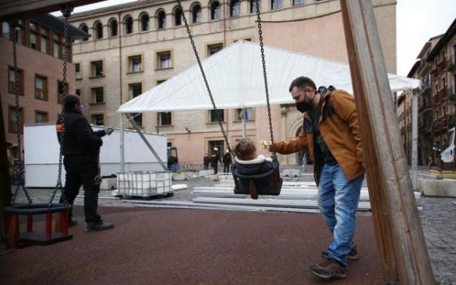 Jugando en los columpios de la plaza Compañía mientras montaban la carpa para las terrazas.
