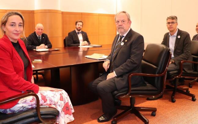 Luis Gordillo y Carmelo Barrio, parlamentarios del grupo PP+C's, durante la última ronda de negociación con el consejero Azpiazu y su equipo. Luis Gordillo y Carmelo Barrio, parlamentarios del grupo PP+C's, durante la última ronda de negociación con el consejero Azpiazu y su equipo.