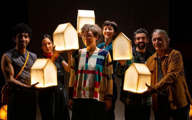 Lucía Miranda, en el centro, junto al elenco de 'Casa'.