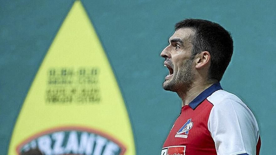 Joseba Ezkurdia, celebrando un punto contra Peio Etxeberria en la semifinal de ayer en el Labrit.