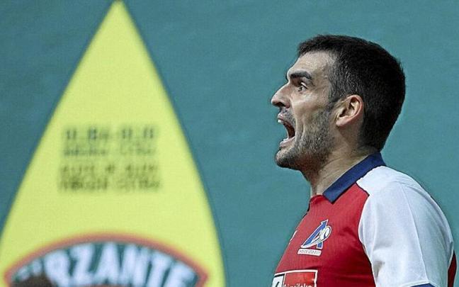 Joseba Ezkurdia, celebrando un punto contra Peio Etxeberria en la semifinal de ayer en el Labrit.