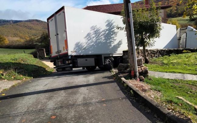 Etulain: el pueblo donde se atascan los camiones