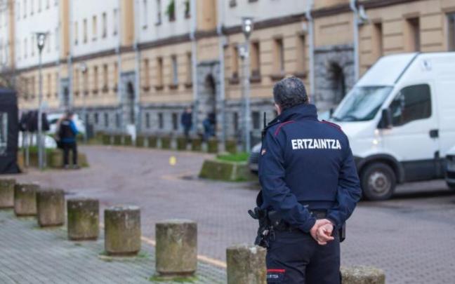 Un ertzaina en el lugar de los hechos.