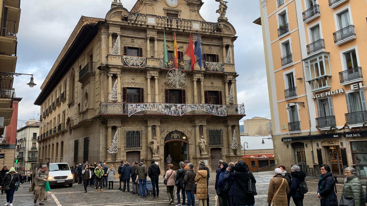 Larga cola este miércoles para conseguir el calendario municipal de Pamplona