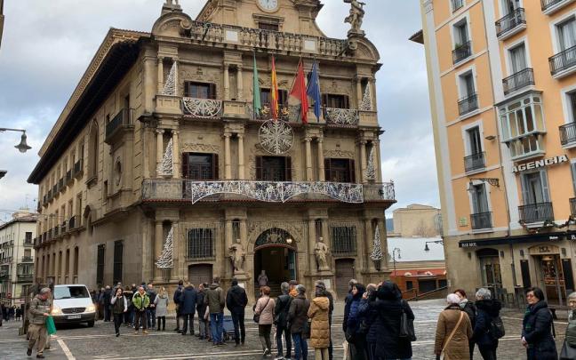 Larga cola este miércoles para conseguir el calendario municipal de Pamplona