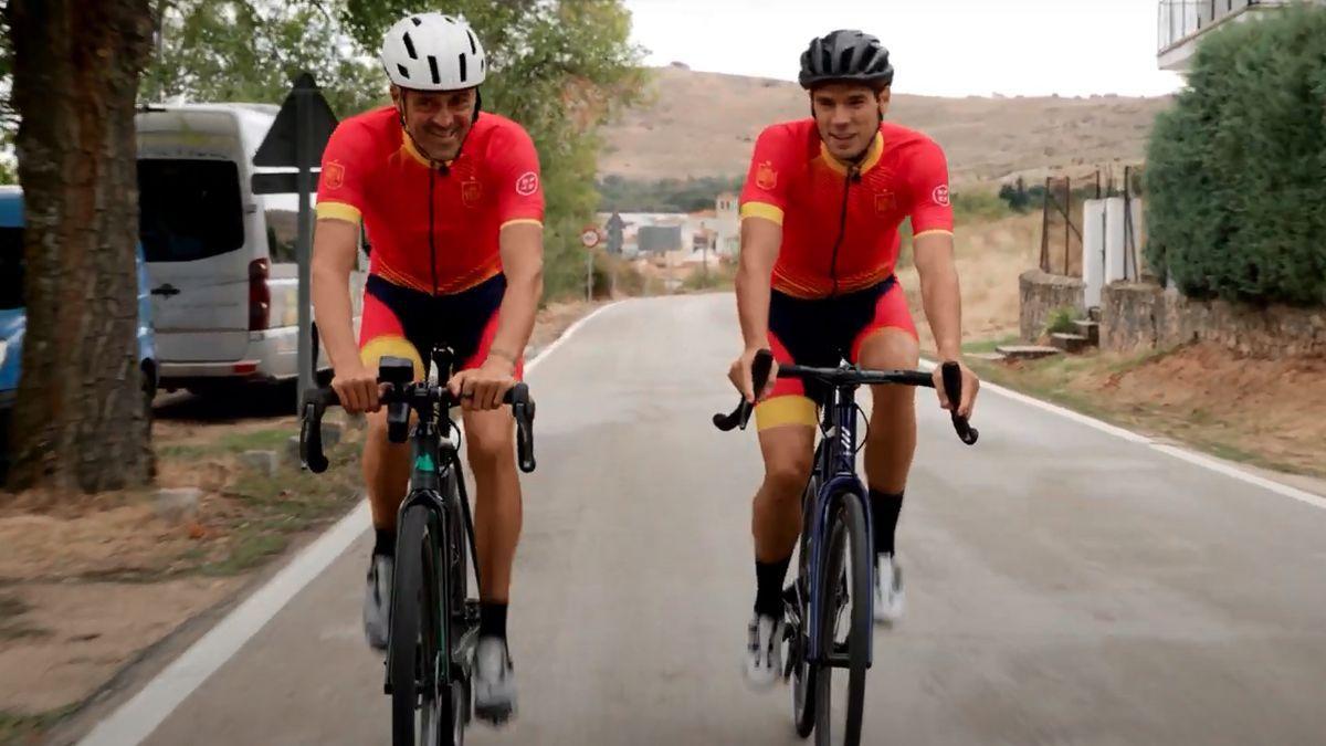 Luis Enrique y Aitor Unzué pedaleando por la sierra madrileña, con los nombres de los convocados pintados en el asfalto.