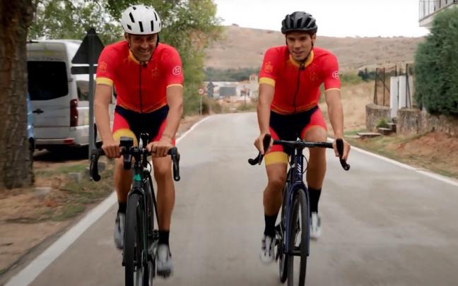 Luis Enrique y Aitor Unzué pedaleando por la sierra madrileña, con los nombres de los convocados pintados en el asfalto.