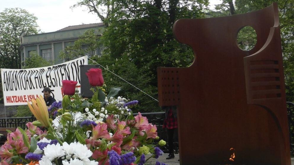 Homenaje junto al monumento que recuerda junto a CAF a los fallecidos por amianto