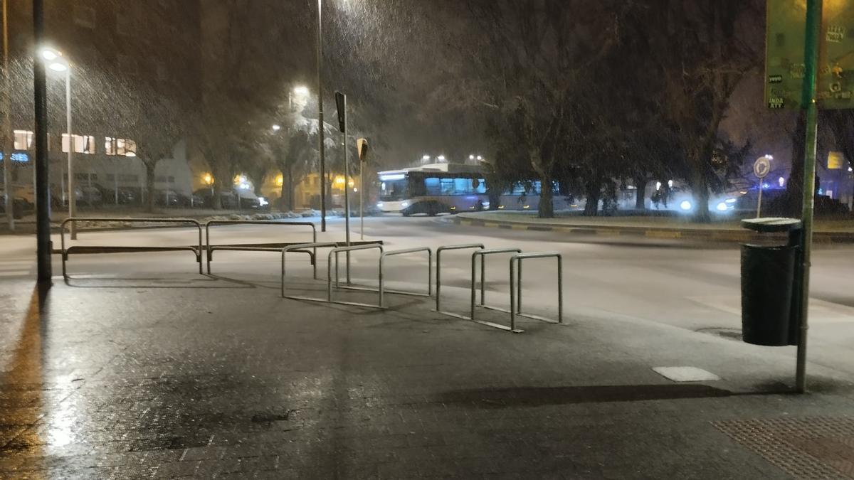 Una villavesa circula por la rotonda del hotel Tres Reyes a primera hora de este miércoles.