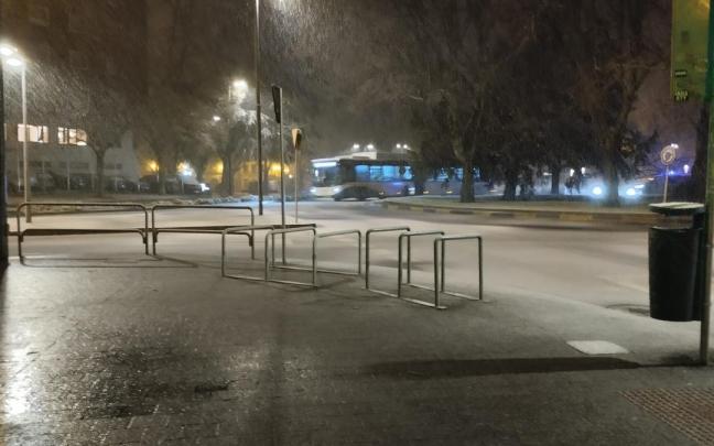 Una villavesa circula por la rotonda del hotel Tres Reyes a primera hora de este miércoles. Una villavesa circula por la rotonda del hotel Tres Reyes a primera hora de este miércoles.