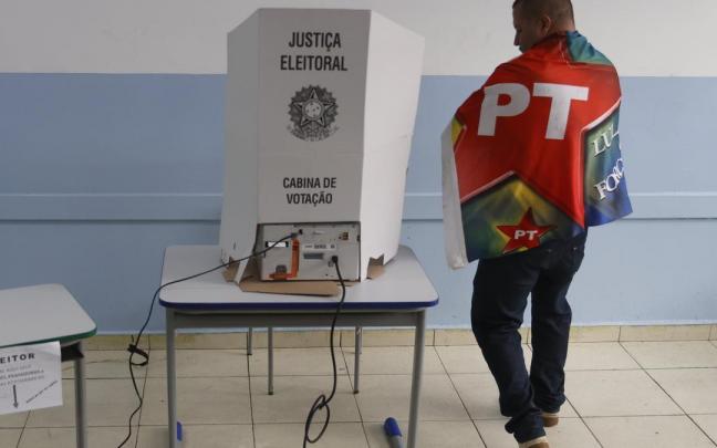 Un seguidor del Partido de los Trabajadores llega a votar.