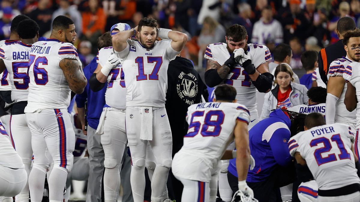 Los jugadores de los Buffalo Bills tras el choque entre Hamlin y Higgins.
