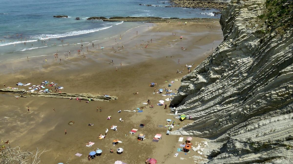 Gente disfrutando de la playa de Itzurun