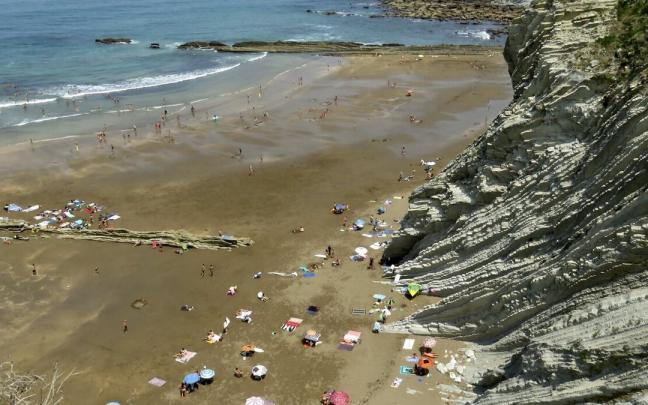 Gente disfrutando de la playa de Itzurun Gente disfrutando de la playa de Itzurun