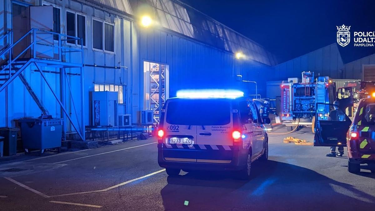 Una patrulla de Policía Municipal de Pamplona, en la empresa de Landaben.