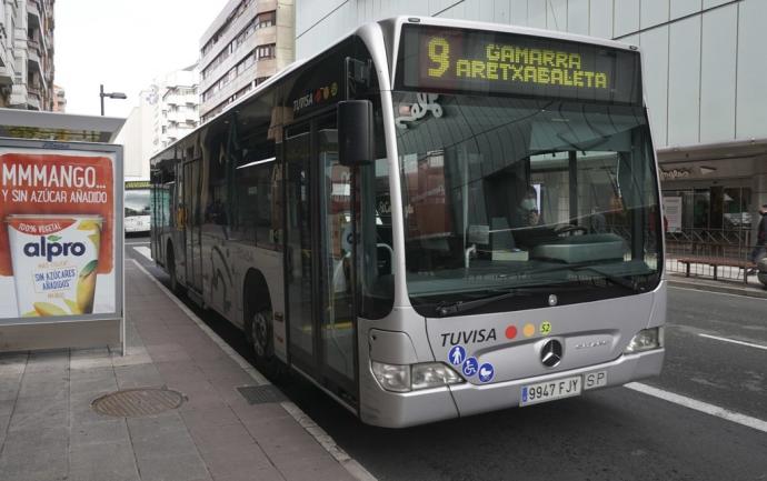 Un autobús urbano circulando por el centro de Vitoria.