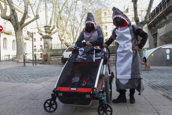 Una familia disfrazada en Vitoria