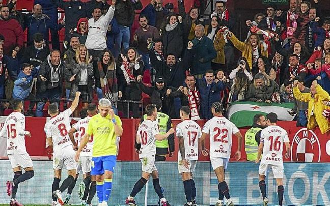 El Sevilla gana, de penalti, con sufrimiento y sale del pozo El Sevilla gana, de penalti, con sufrimiento y sale del pozo