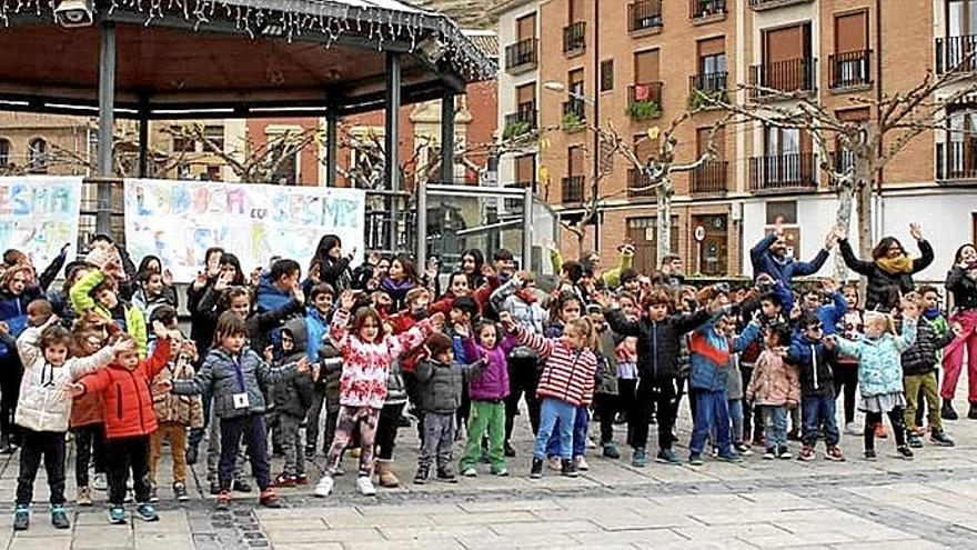 Los txikis de Lodosa y Sesma disfrutan, juegan, pintan, cantan y bailan en euskera.