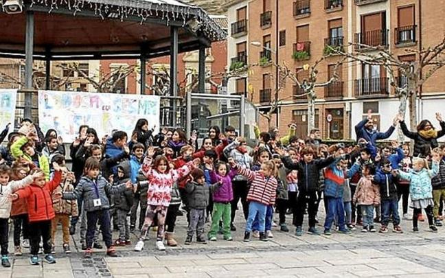 Los txikis de Lodosa y Sesma disfrutan, juegan, pintan, cantan y bailan en euskera.