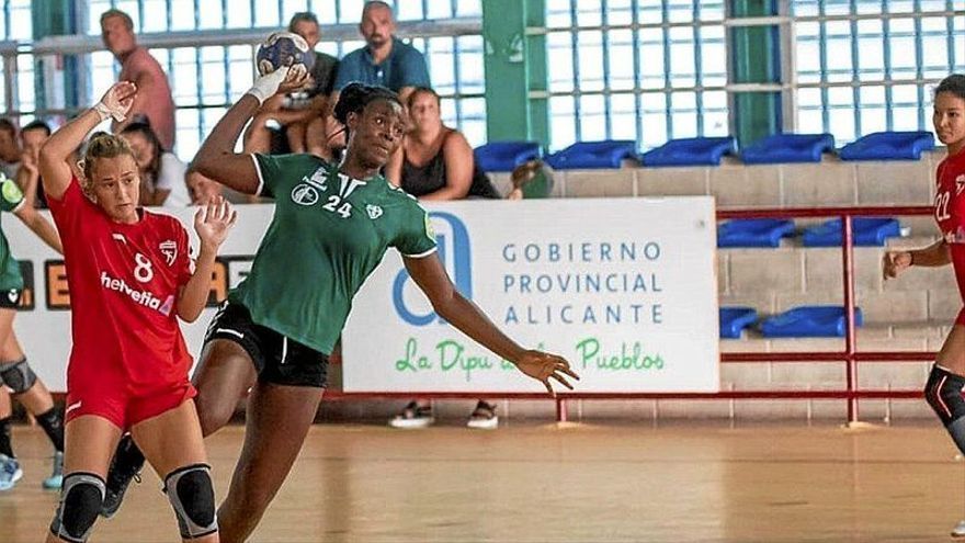 Lysa Tchaptchet (con la pelota), en un partido.