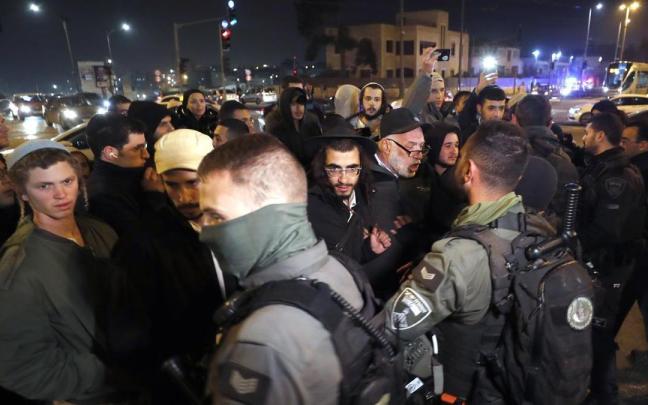 Activistas ultraconservadores protestan frente a un barrio árabe de Jerusalén. Activistas ultraconservadores protestan frente a un barrio árabe de Jerusalén.