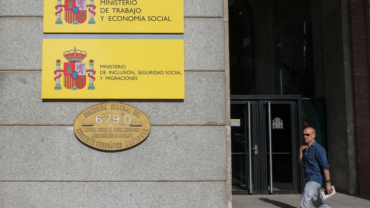Placas del Ministerio de Inclusión, Seguridad Social y Migraciones en Madrid.