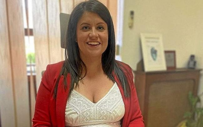 La alcaldesa, Lourdes San Miguel, posando en su despacho antes de fiestas.