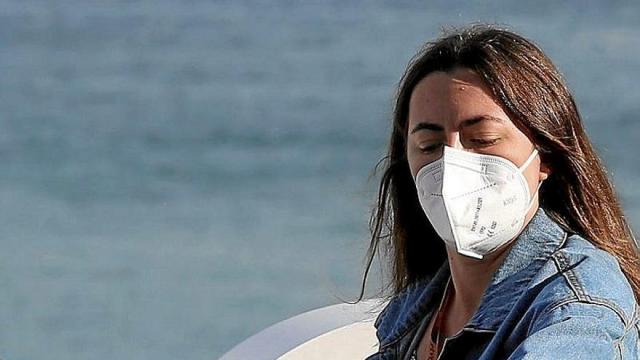 Una operaria del Zinemaldia, en labores de desinfección. | FOTO: G.E. Una operaria del Zinemaldia, en labores de desinfección. | FOTO: G.E.