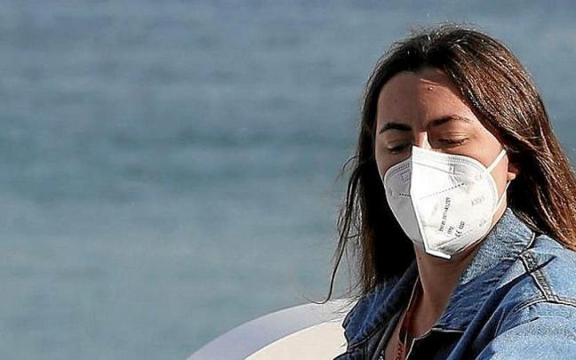 Una operaria del Zinemaldia, en labores de desinfección. | FOTO: G.E.