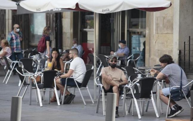 Personas sentadas en la terraza de un bar. Personas sentadas en la terraza de un bar.