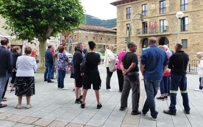 Concentraci&oacute;n contra el traslado de la oficina de turismo, la decisi&oacute;n que ha desatado las discrepancias.