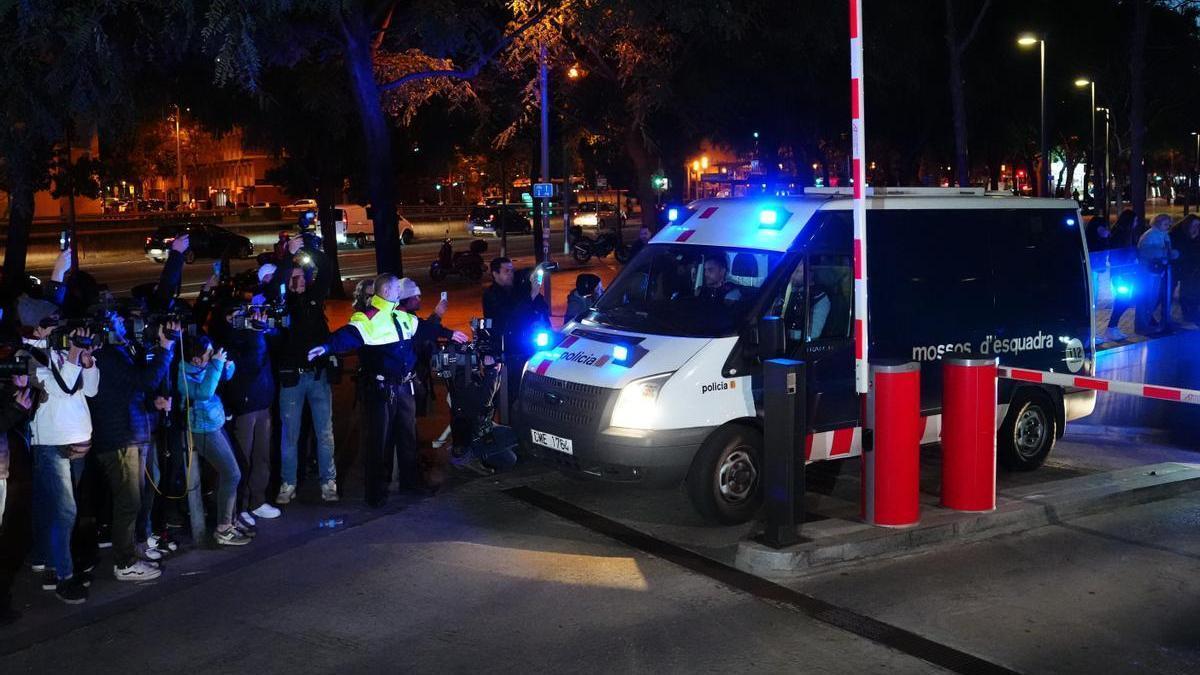 Vehículo de los Mossos en el que ha salido detenido Dani Alves esta mañana.