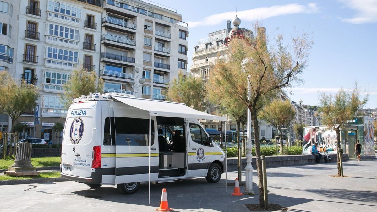 Furgoneta de la Guardia Municipal instalada junto a La Concha