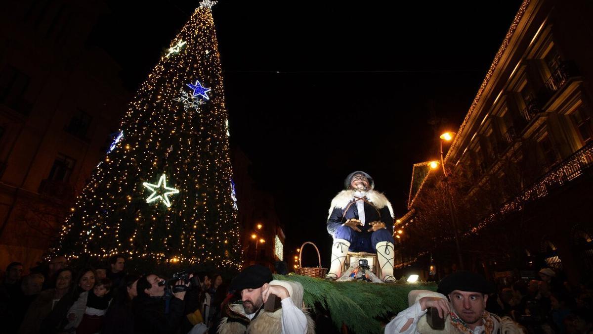 Desfile de Olentzero por las calles de Pamplona.