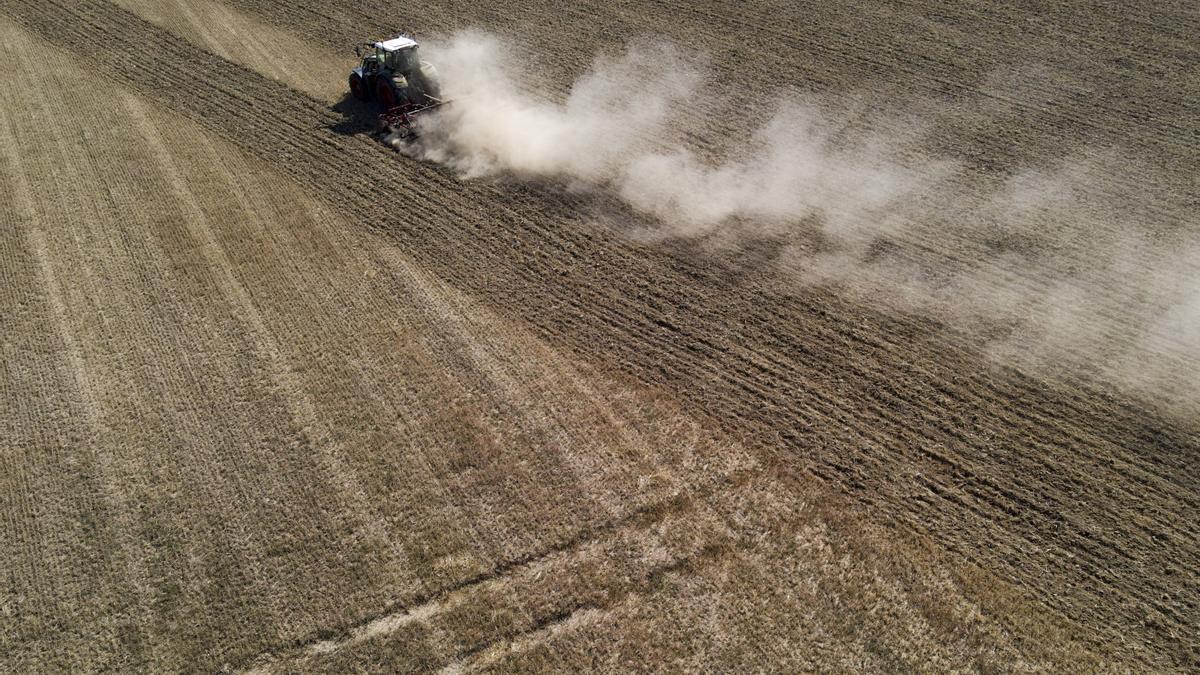 Imagen de archivo de un tractor trabajando en un campo.