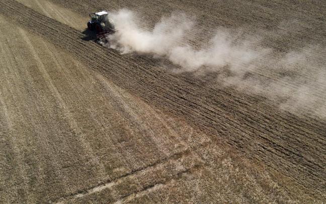 Imagen de archivo de un tractor trabajando en un campo.