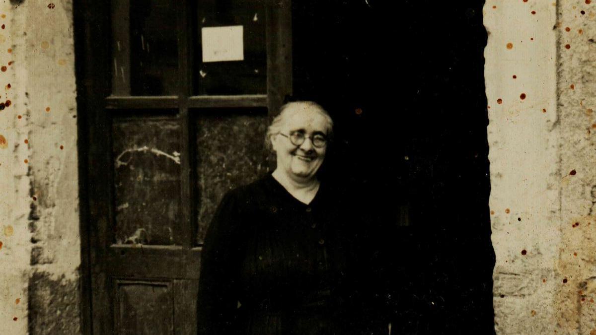 Patrocinio Antuñano, en la puerta de su cantina y tienda.