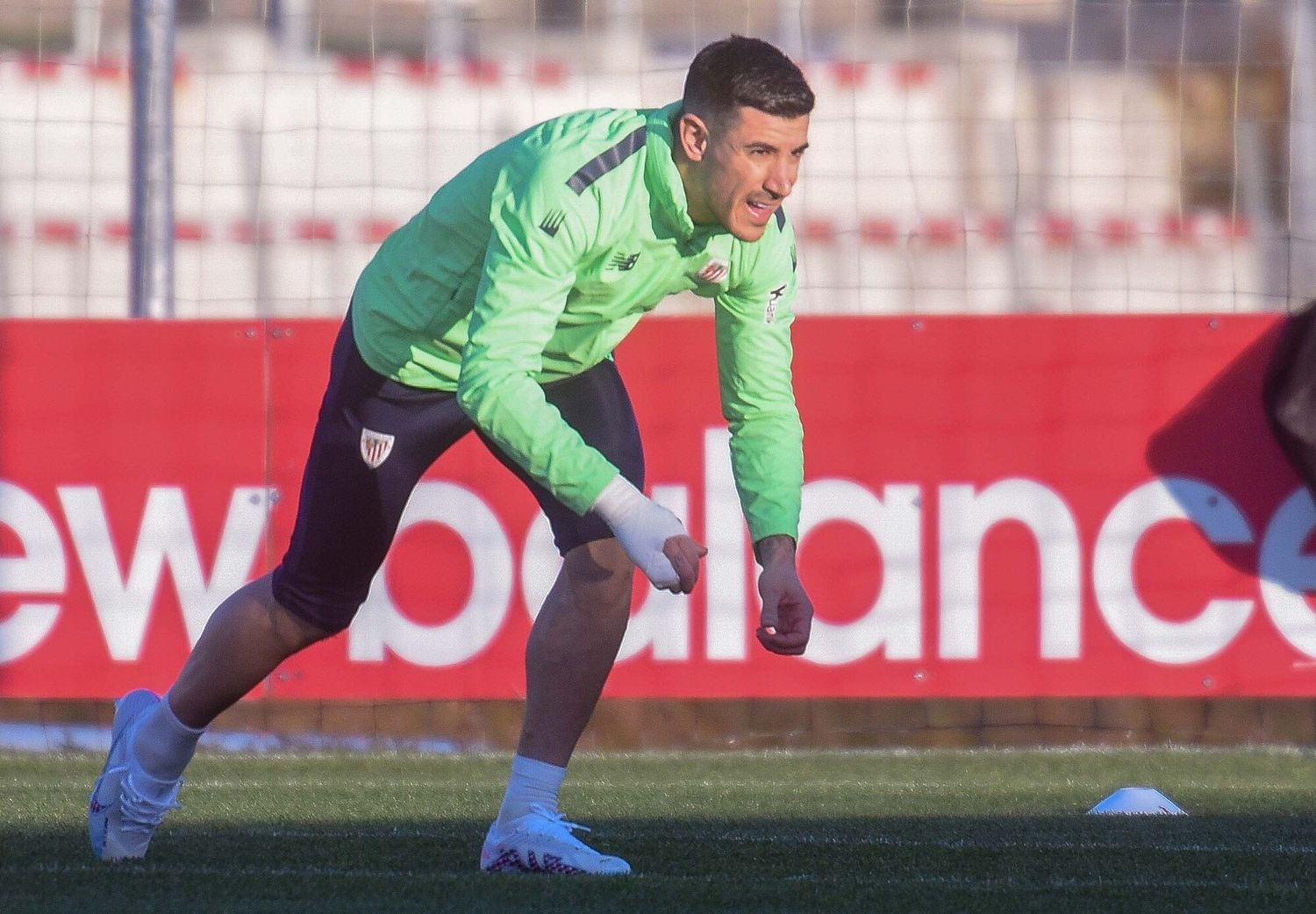 Yuri Berchiche, con un vendaje en su mano derecha, se ejercitó ayer en Lezama.