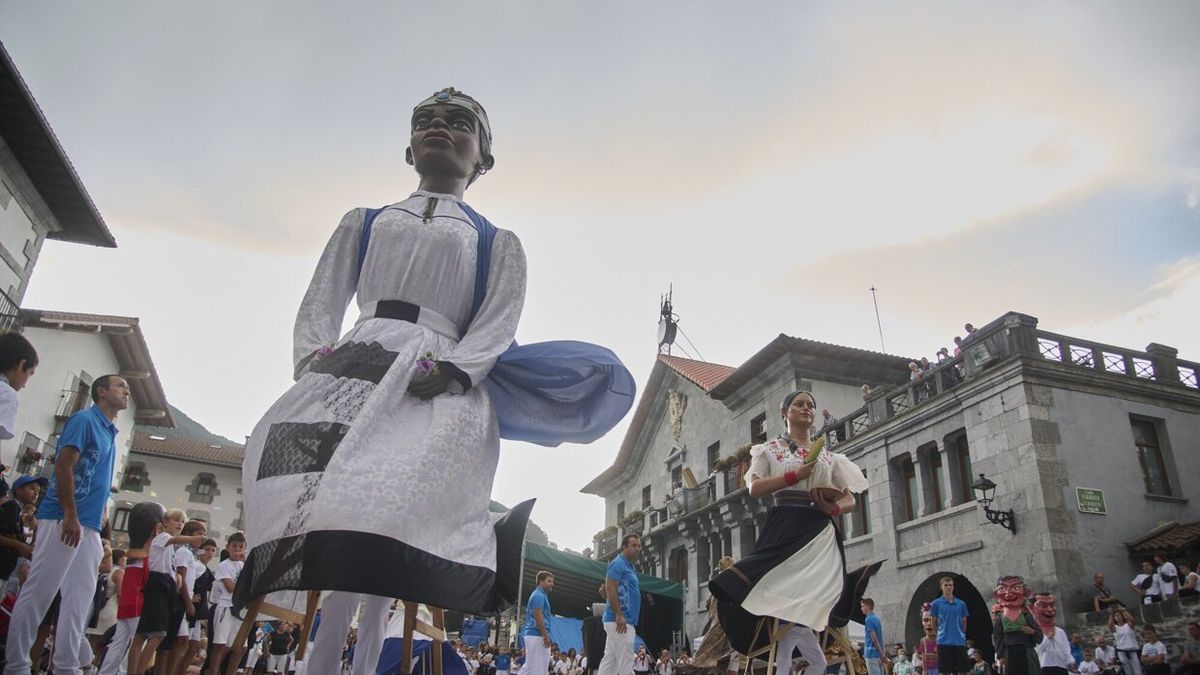 Los gigantes y cabezudos de Leitza cobraron vida tras el cohete que anunció los Santiburtzioak a las seis de la tarde.