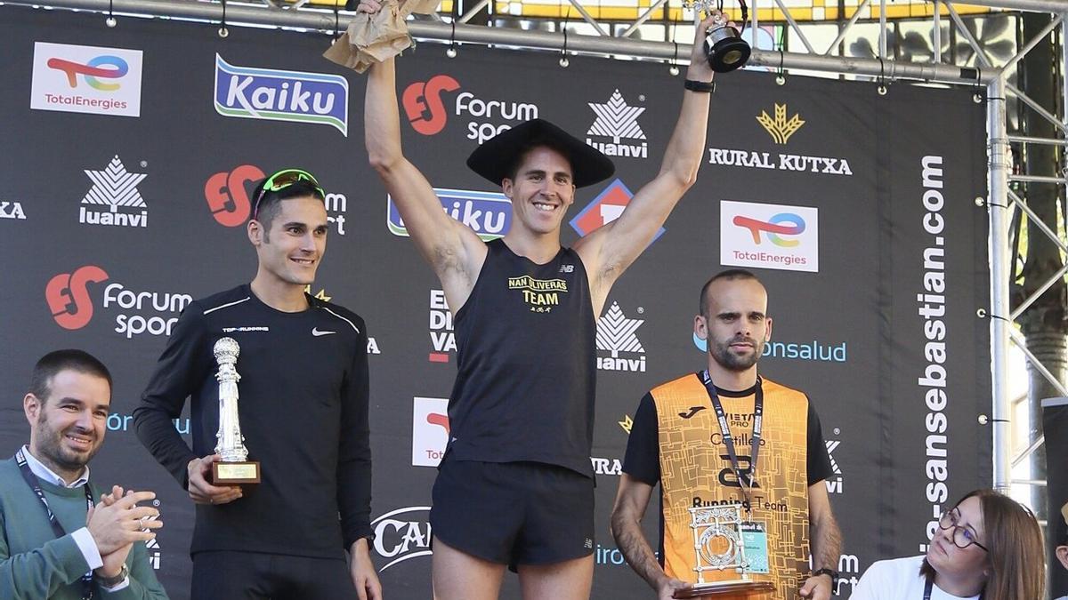 Nan Oliveras, ganador de la Behobia, en el podio con Jesús Olmos, segundo, y Artur Bossy, tercero.