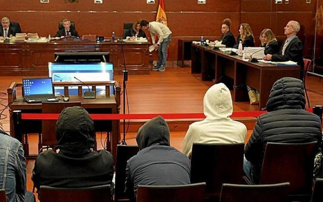 Los acusados frente al tribunal de la Audiencia Provincial de &Aacute;lava momentos antes de iniciarse la cuarta sesi&oacute;n del juicio por corrupci&oacute;n y abuso de menores. | FOTO: JORGE MU&Ntilde;OZ