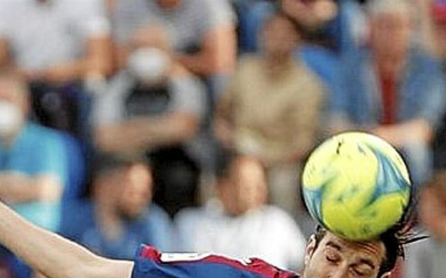 Jos&eacute; Campa&ntilde;a rematando. | FOTO: EFE