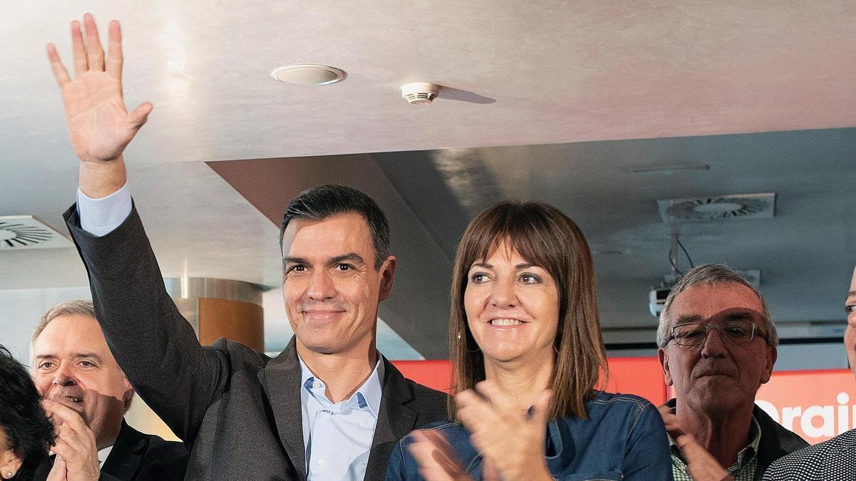 El presidente del Gobierno español, Pedro Sánchez, con la vicelehendakari segunda, la socialista Idoia Mendia
