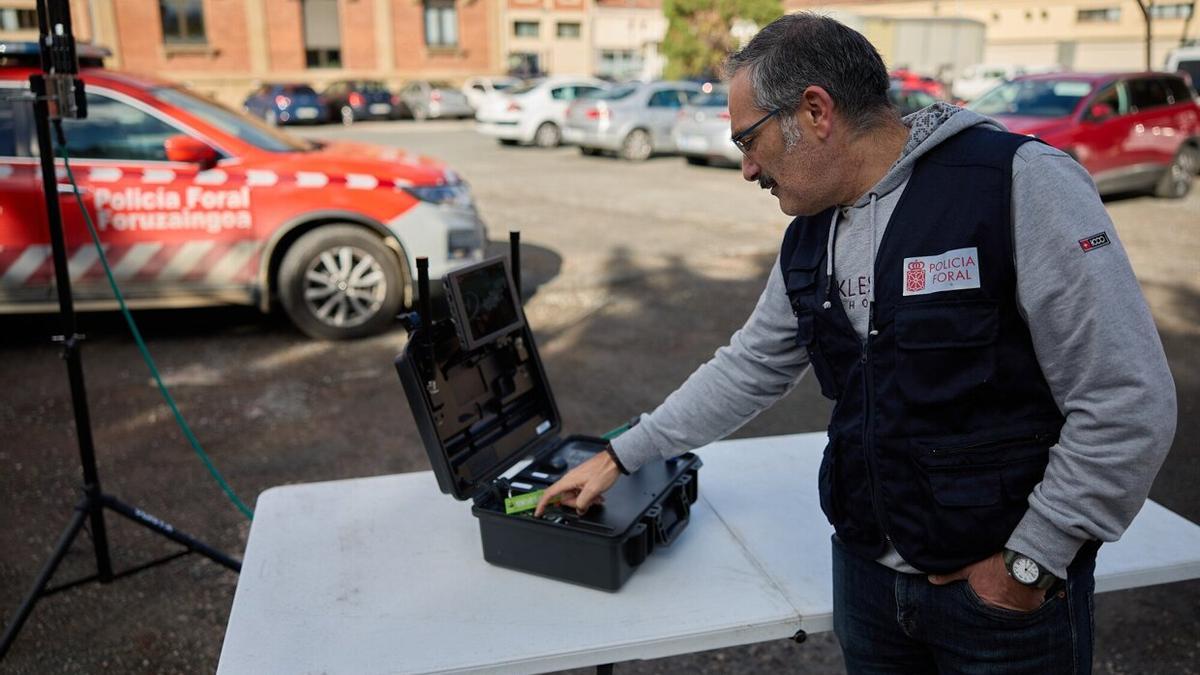 Dani Cano manipula la maleta de control del sistema.