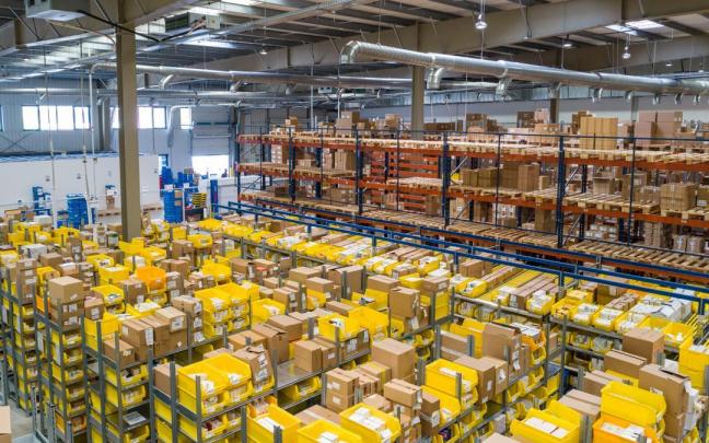 Almacén de reparto de Amazon. Almacén de reparto de Amazon.