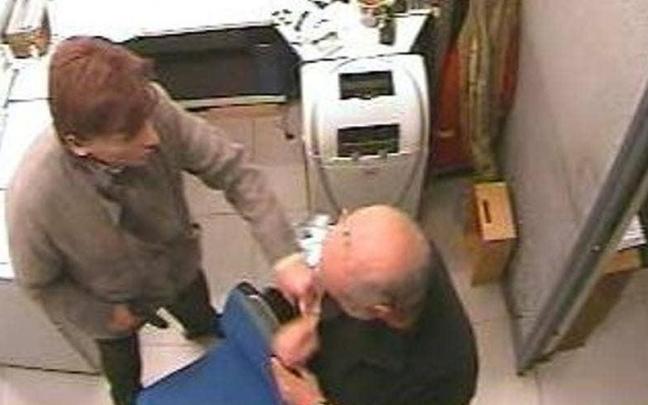 Donino G.G., pistola en mano, en el atraco cometido en Iruñea en 2013 Donino G.G., pistola en mano, en el atraco cometido en Iruñea en 2013
