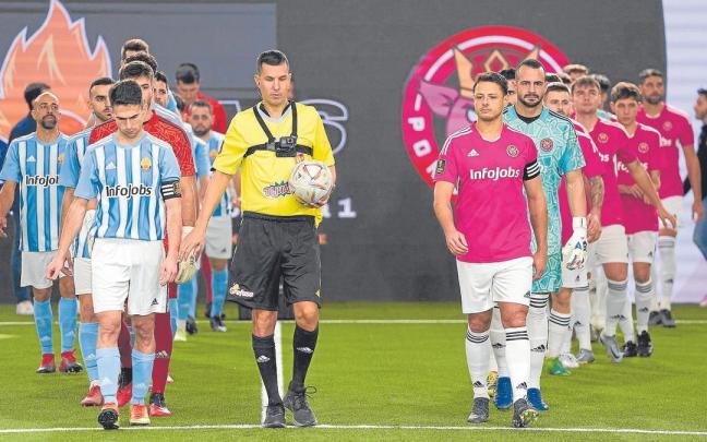 El equipo de TheGrefg se enfrenta al de Ibai Llanos, que cuenta con Chicharito como capitán; y el colegiado, con una cámara en el pecho. | FOTO: KINGS LEAGUE El equipo de TheGrefg se enfrenta al de Ibai Llanos, que cuenta con Chicharito como capitán; y el colegiado, con una cámara en el pecho. | FOTO: KINGS LEAGUE